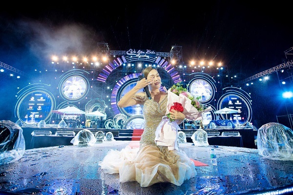 Ca sĩ Thu Phương xúc động nghẹn ngào trong đêm nhạc tại Dragon Ocean Đồ Sơn khi trình diễn “Tôi người Hải Phòng”
