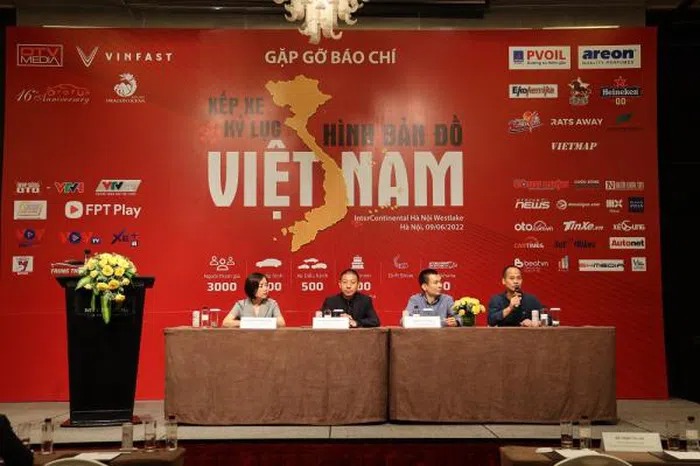 1.700 xe ô tô xếp hình bản đồ Việt Nam để xác lập kỷ lục