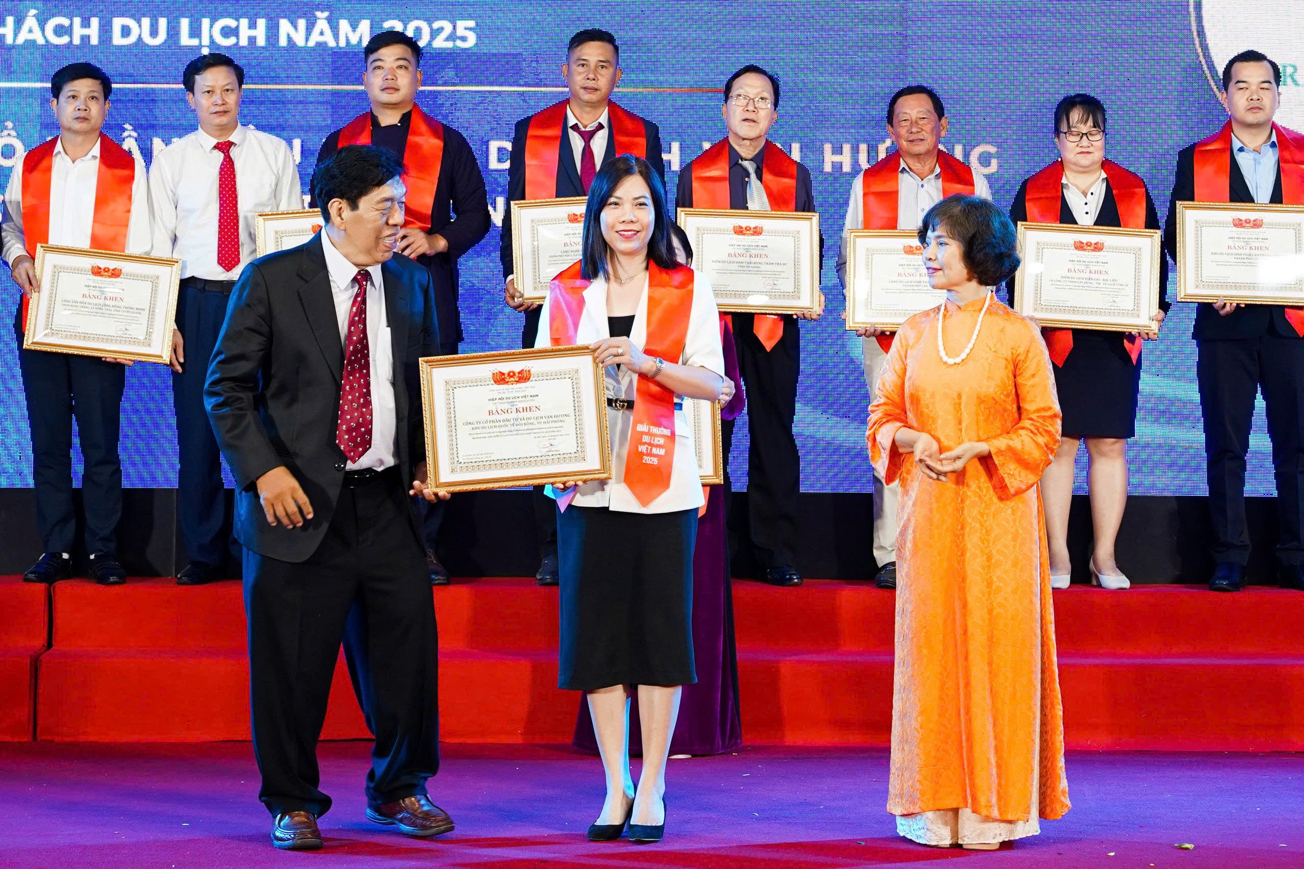 Khu du lịch Quốc tế Đồi Rồng đón nhận Danh hiệu điểm đến tiêu biểu, khẳng định vị thế khu đô thị du lịch biển hàng đầu miền bắc